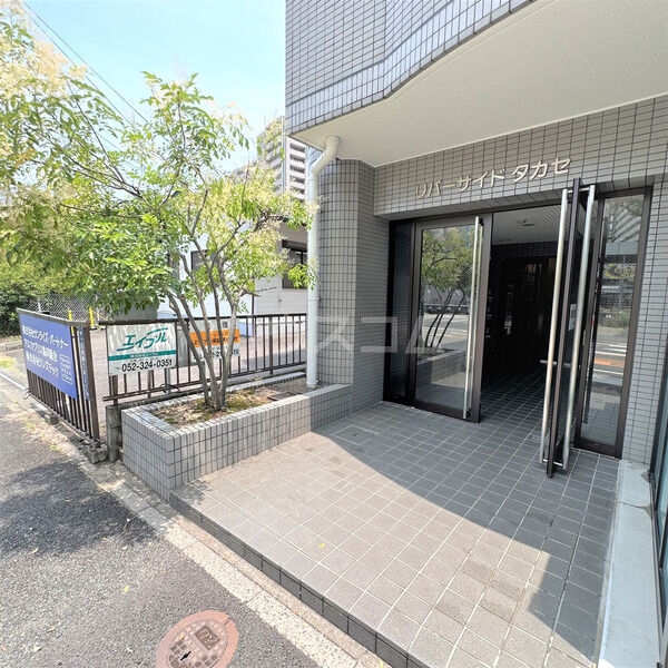 18/26 エントランス