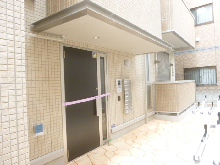 16/23 エントランス