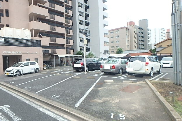 22/28 駐車場