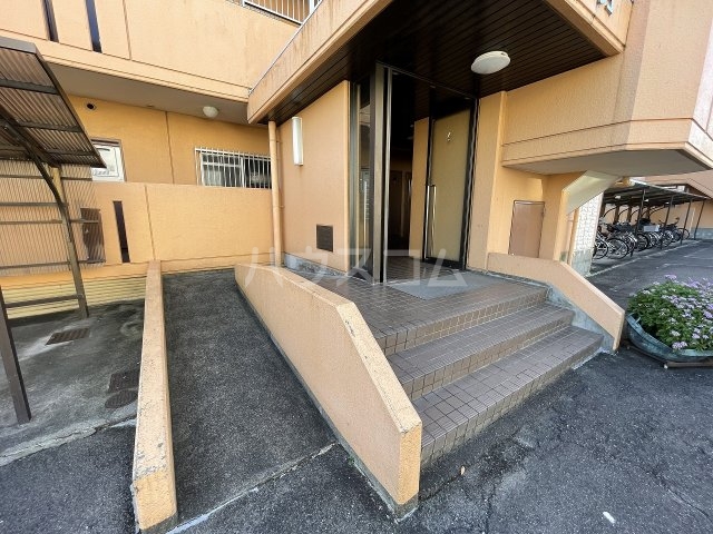 2/4 エントランス