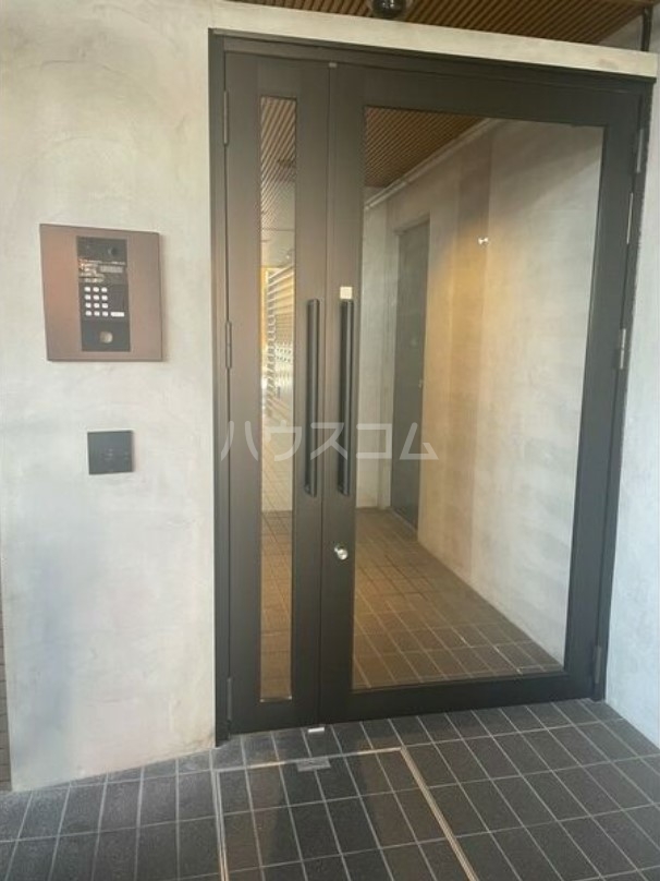 16/23 エントランス