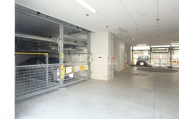 18/27 駐車場