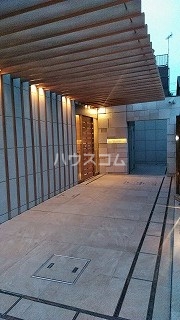 27/30 エントランス