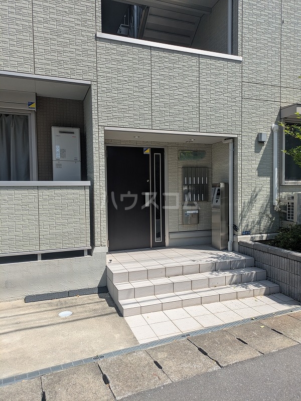 27/30 エントランス