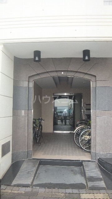 22/28 エントランス