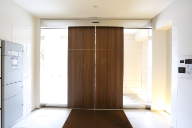 22/28 エントランス