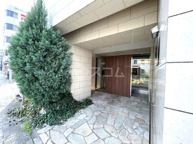 23/30 エントランス