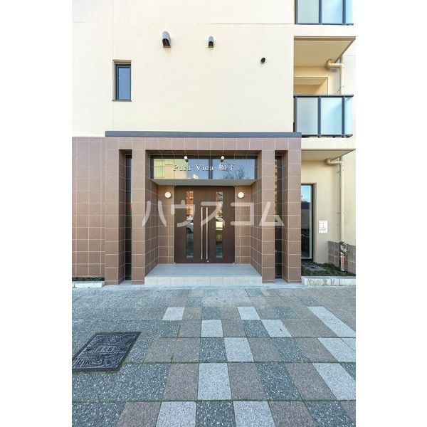 18/27 エントランス