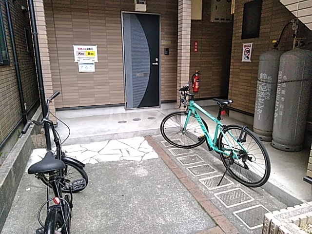 16/23 エントランス
