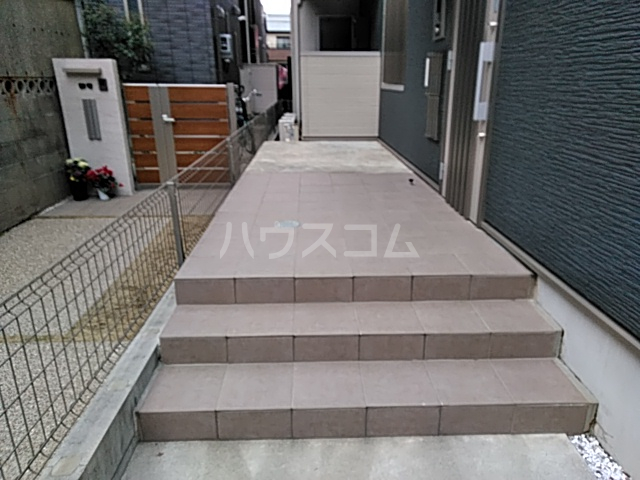 23/27 エントランス