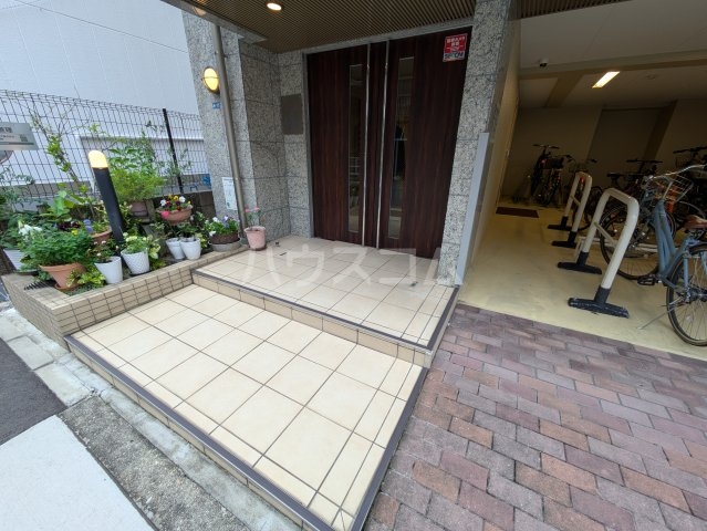 19/27 エントランス