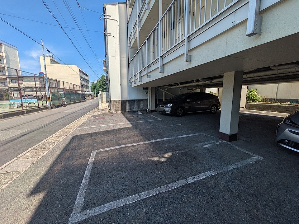 13/13 駐車場