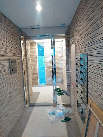 27/30 エントランス