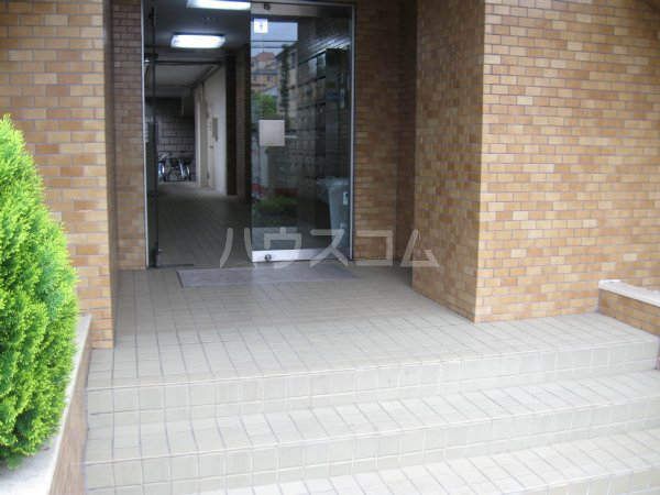 21/30 エントランス