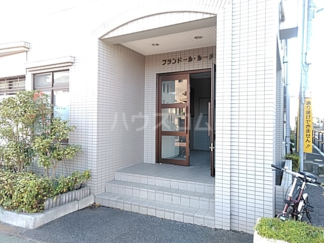27/30 エントランス