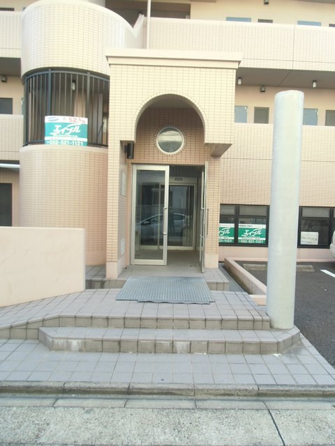 23/28 エントランス