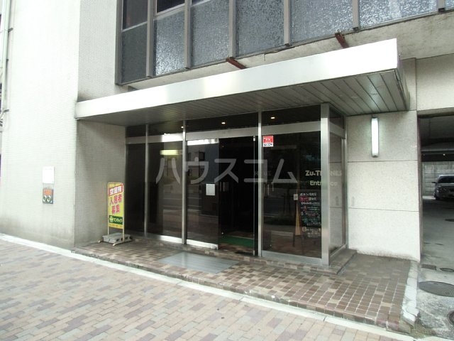 26/28 エントランス