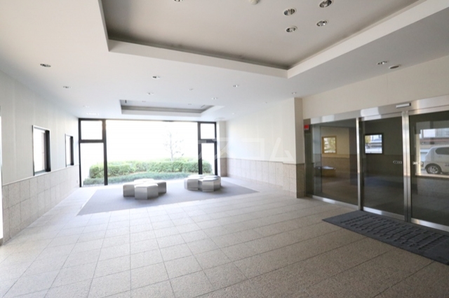 16/23 エントランス