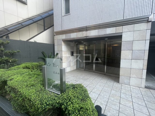 21/30 エントランス