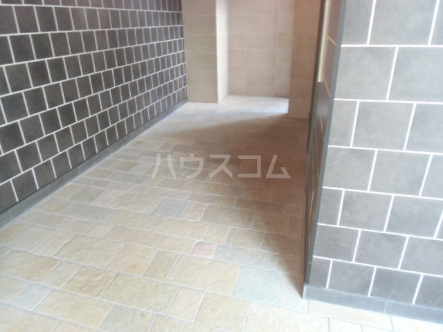 18/25 エントランス