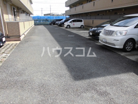 18/27 駐車場