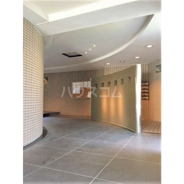 18/23 エントランス