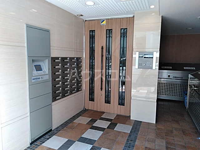 27/30 エントランス