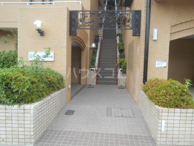 21/30 エントランス