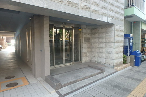 22/27 エントランス