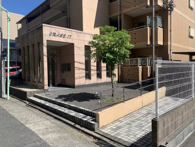 24/27 エントランス