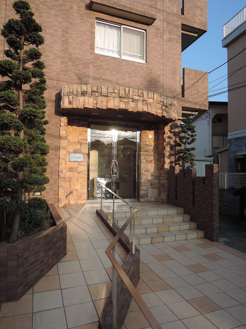 23/30 エントランス