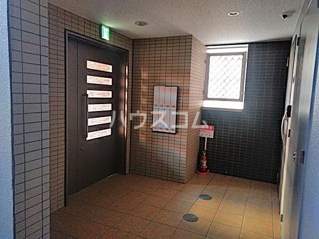 23/28 エントランス