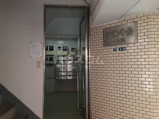 18/28 エントランス