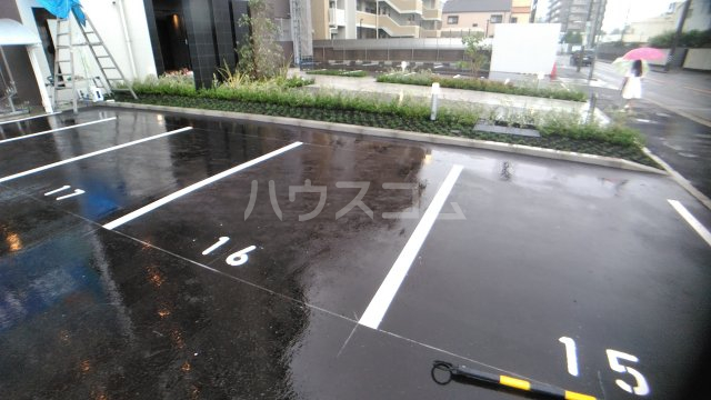 23/28 駐車場