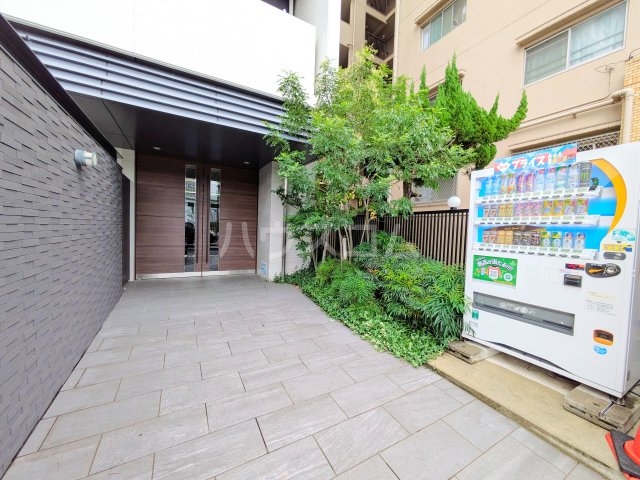 27/28 エントランス