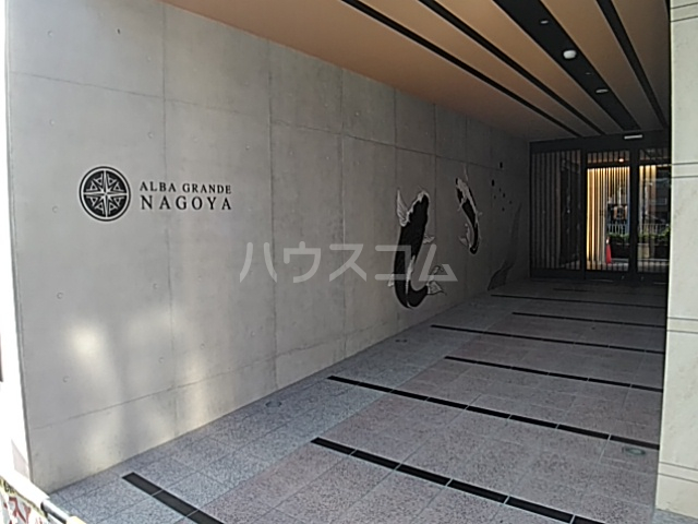 23/27 エントランス