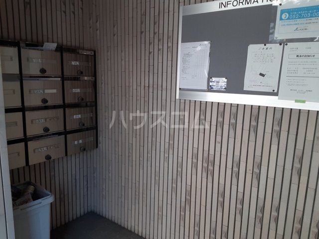 27/30 エントランス