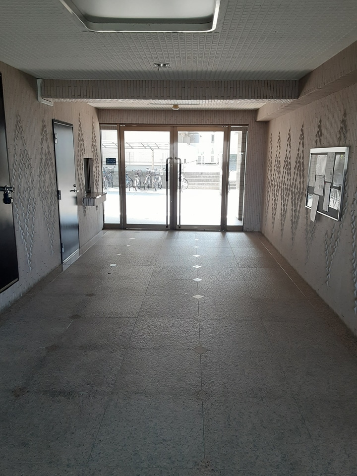 21/30 エントランス