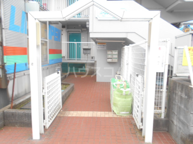 23/30 エントランス