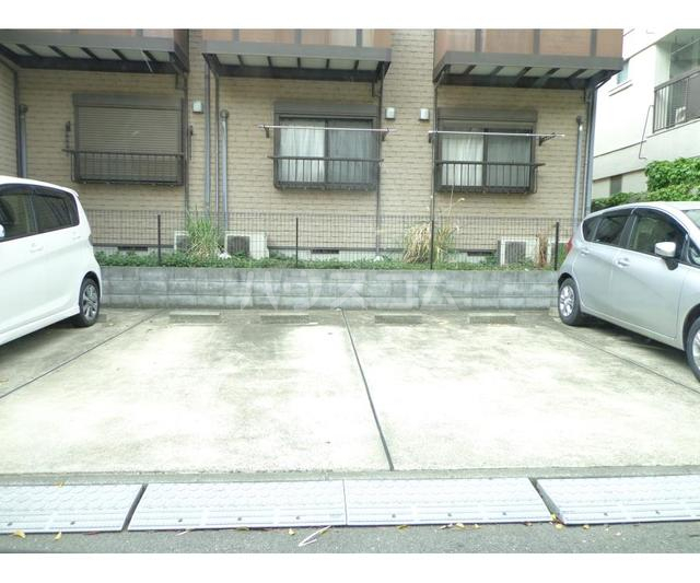 27/30 駐車場
