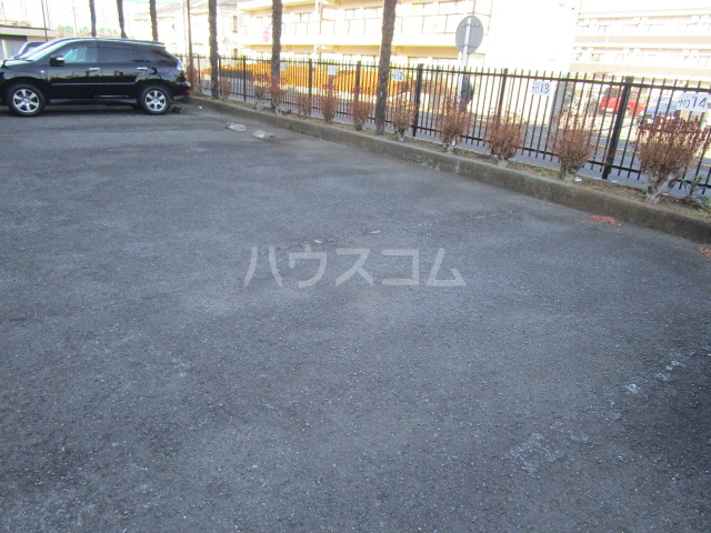 18/27 駐車場