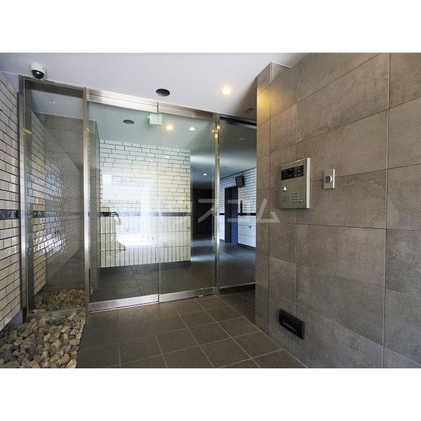 13/18 エントランス