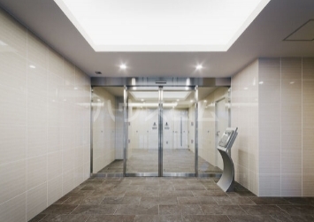 18/23 エントランス