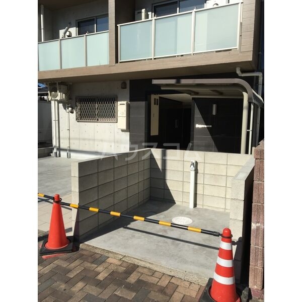 18/29 エントランス