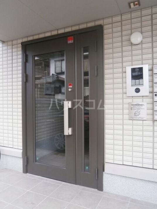 22/26 エントランス