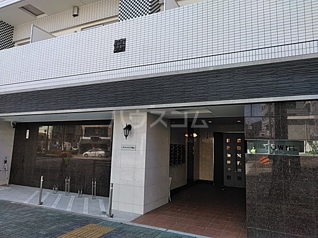 19/27 エントランス