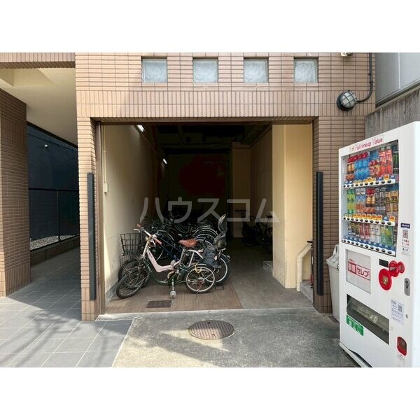 20/21 エントランス