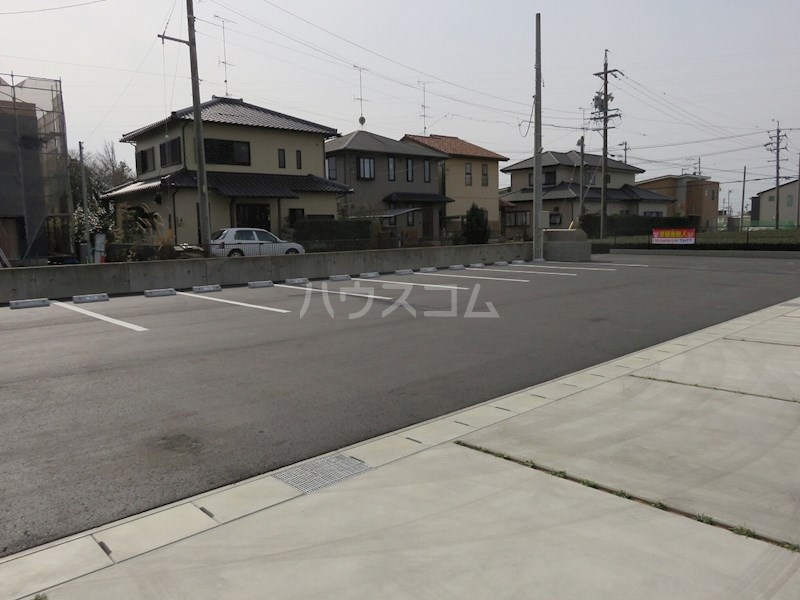 Ｃｅｎｔ　ｔｒｅｎｔｅ‐ｅｔ‐ｕｎ　Ｋａｚ．駐車場