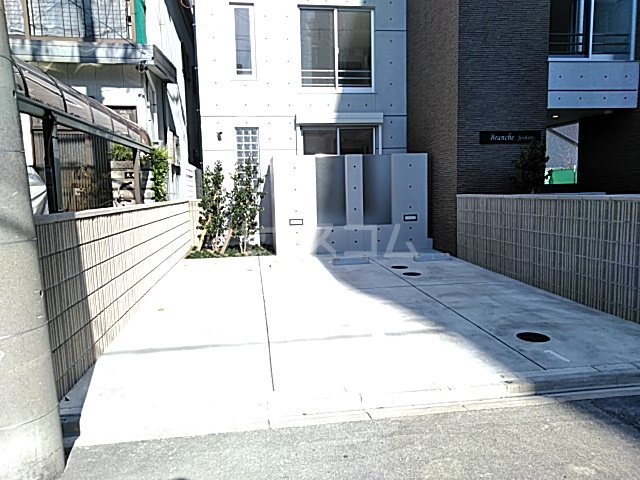 27/30 駐車場