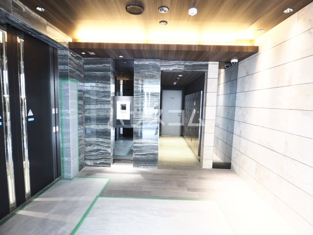 27/30 エントランス